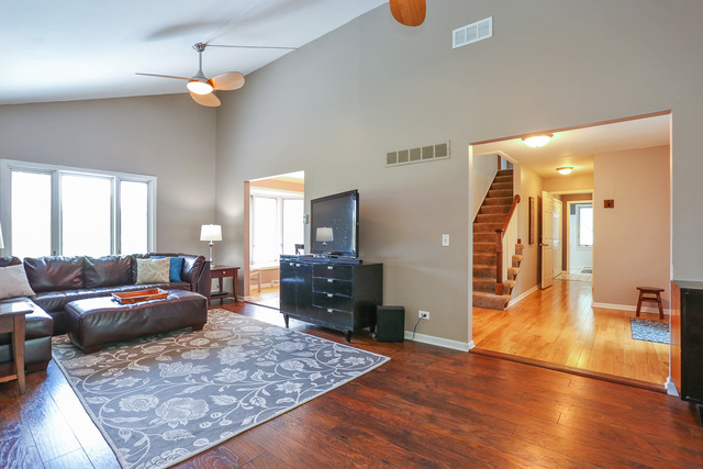 40W905 Plank Road Elgin, IL 60124 - Photo 7 of 35