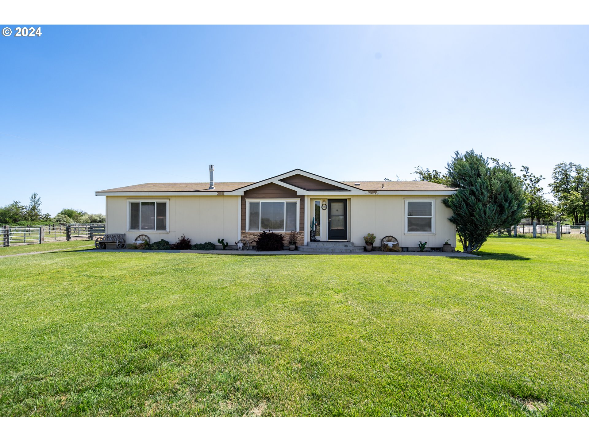 81385 North Golda Road Hermiston, OR 97838 - Photo 1 of 40 a front view of a house with a garden