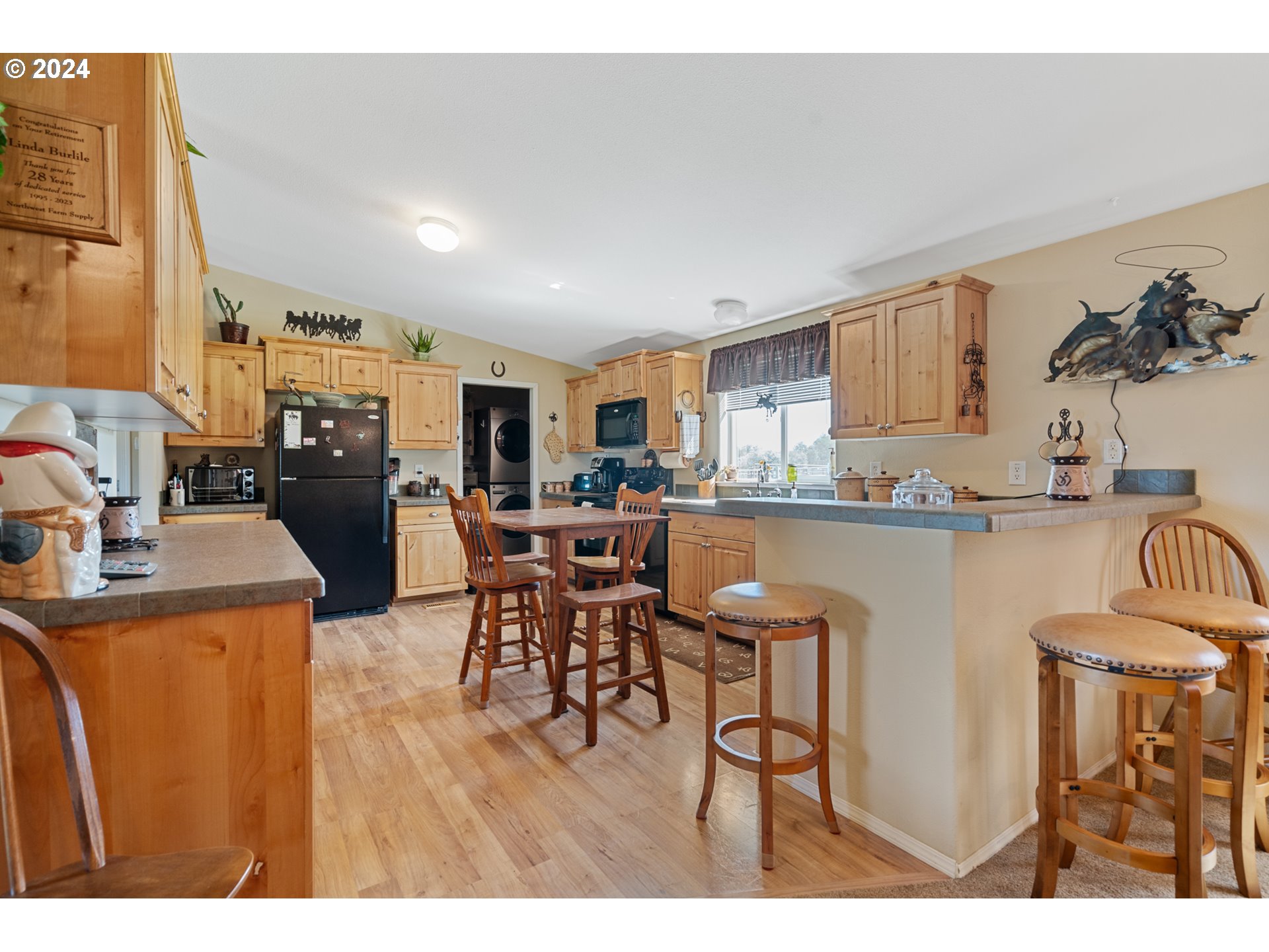 81385 North Golda Road Hermiston, OR 97838 - Photo 11 of 40 a living room with stainless steel appliances kitchen island granite countertop furniture and a dining table