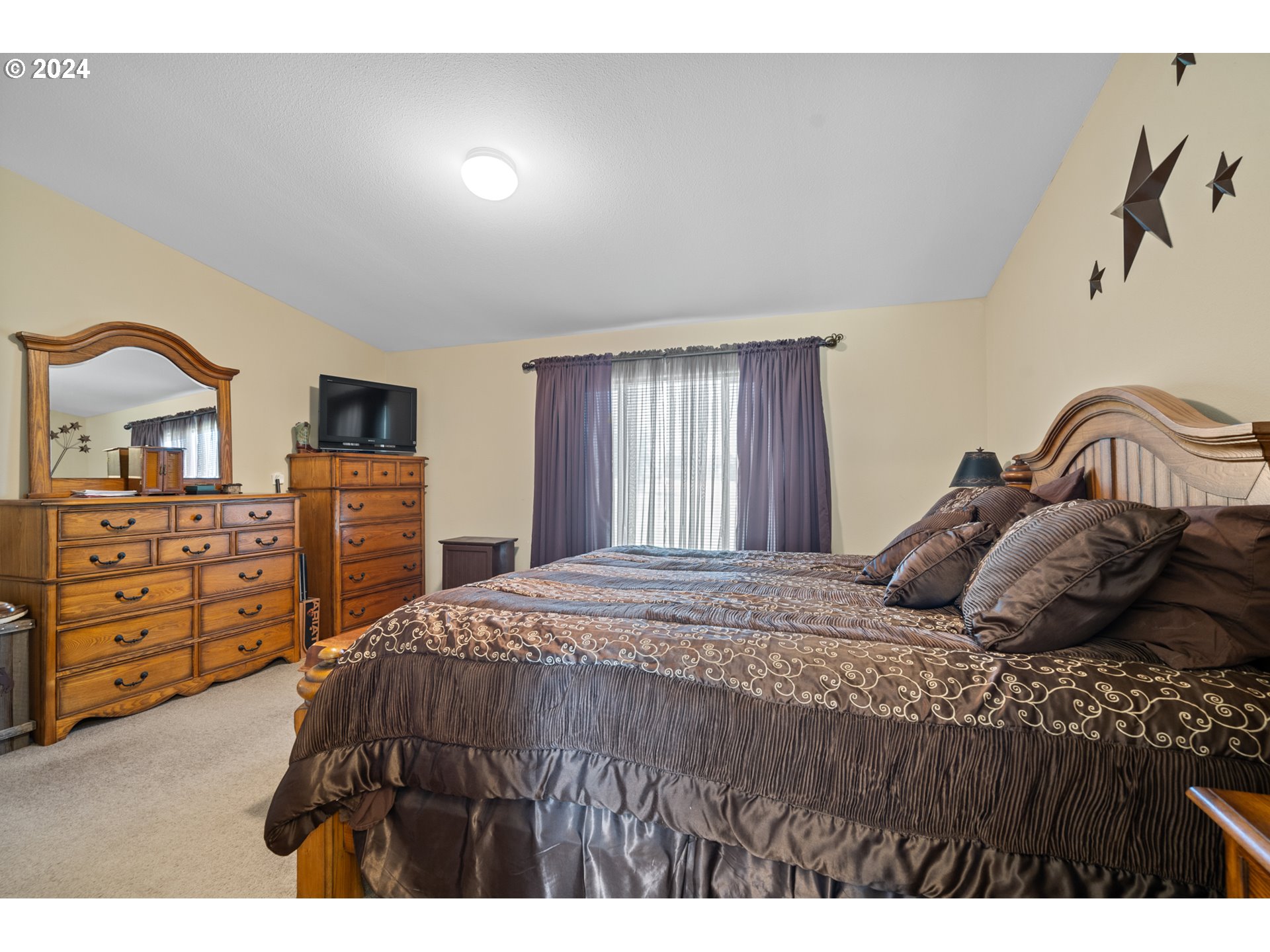 81385 North Golda Road Hermiston, OR 97838 - Photo 13 of 40 a bedroom with a bed and a dresser