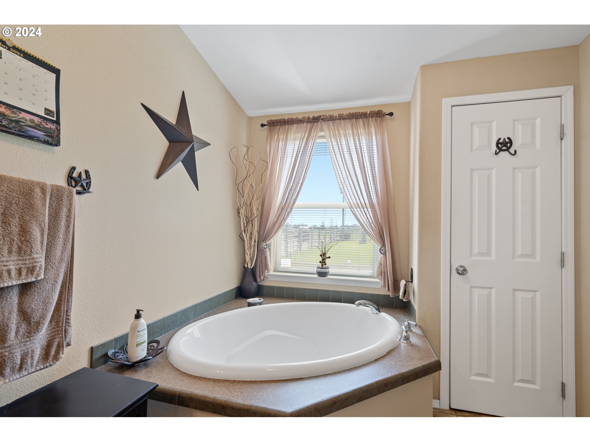 81385 North Golda Road Hermiston, OR 97838 - Photo 15 of 40 a bathroom with a toilet a sink and a mirror