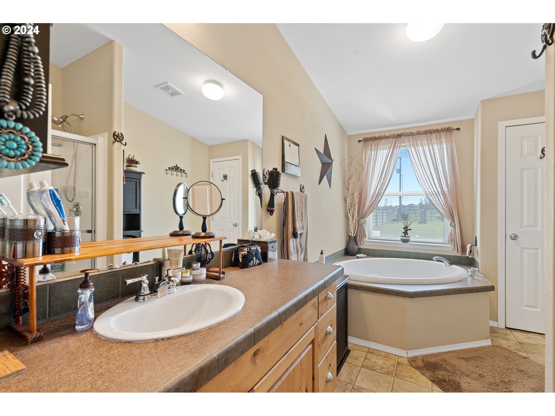 81385 North Golda Road Hermiston, OR 97838 - Photo 16 of 40 a bathroom with a sink and a mirror