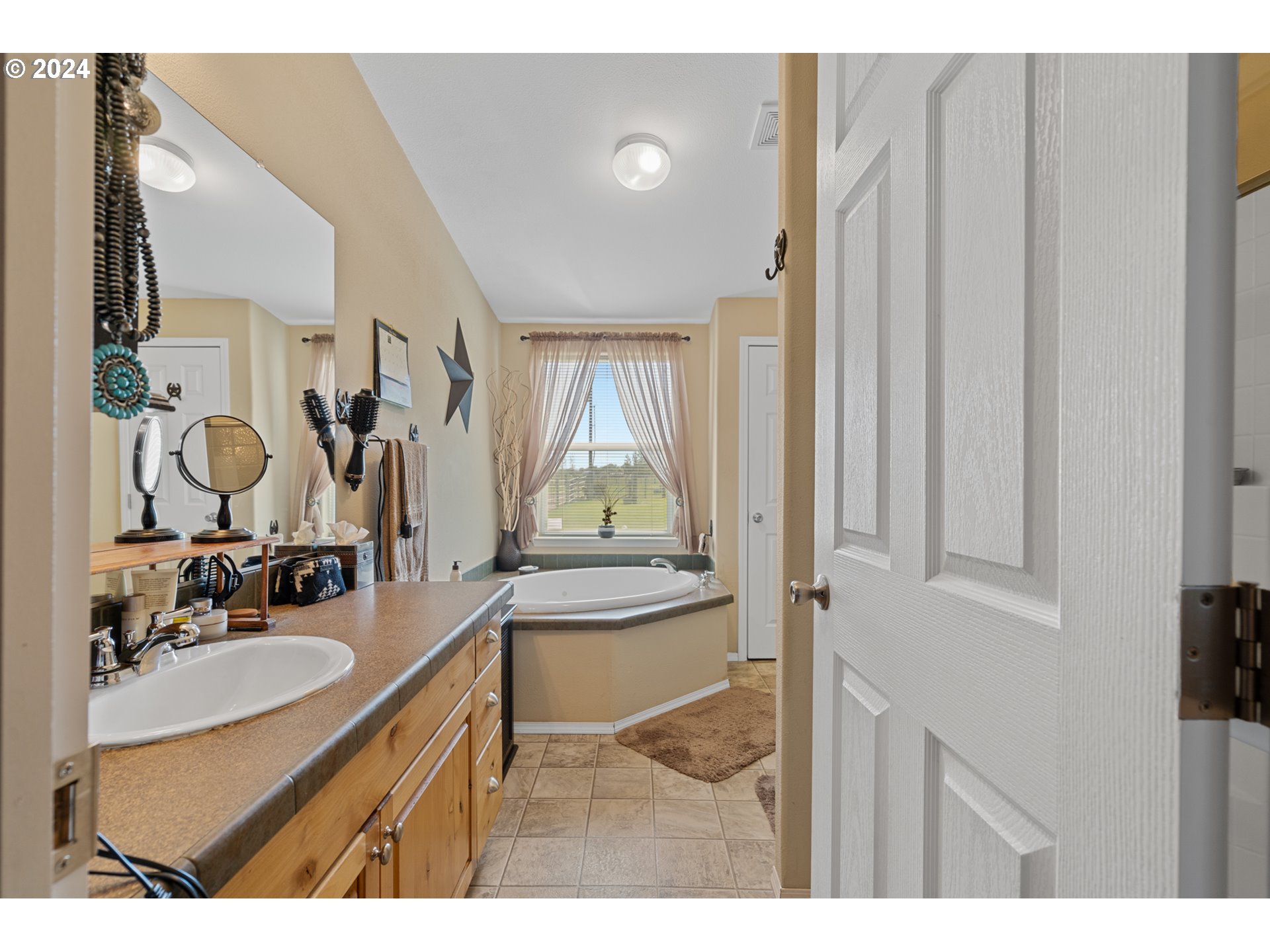 81385 North Golda Road Hermiston, OR 97838 - Photo 17 of 40 a bathroom with a sink double vanity and a mirror