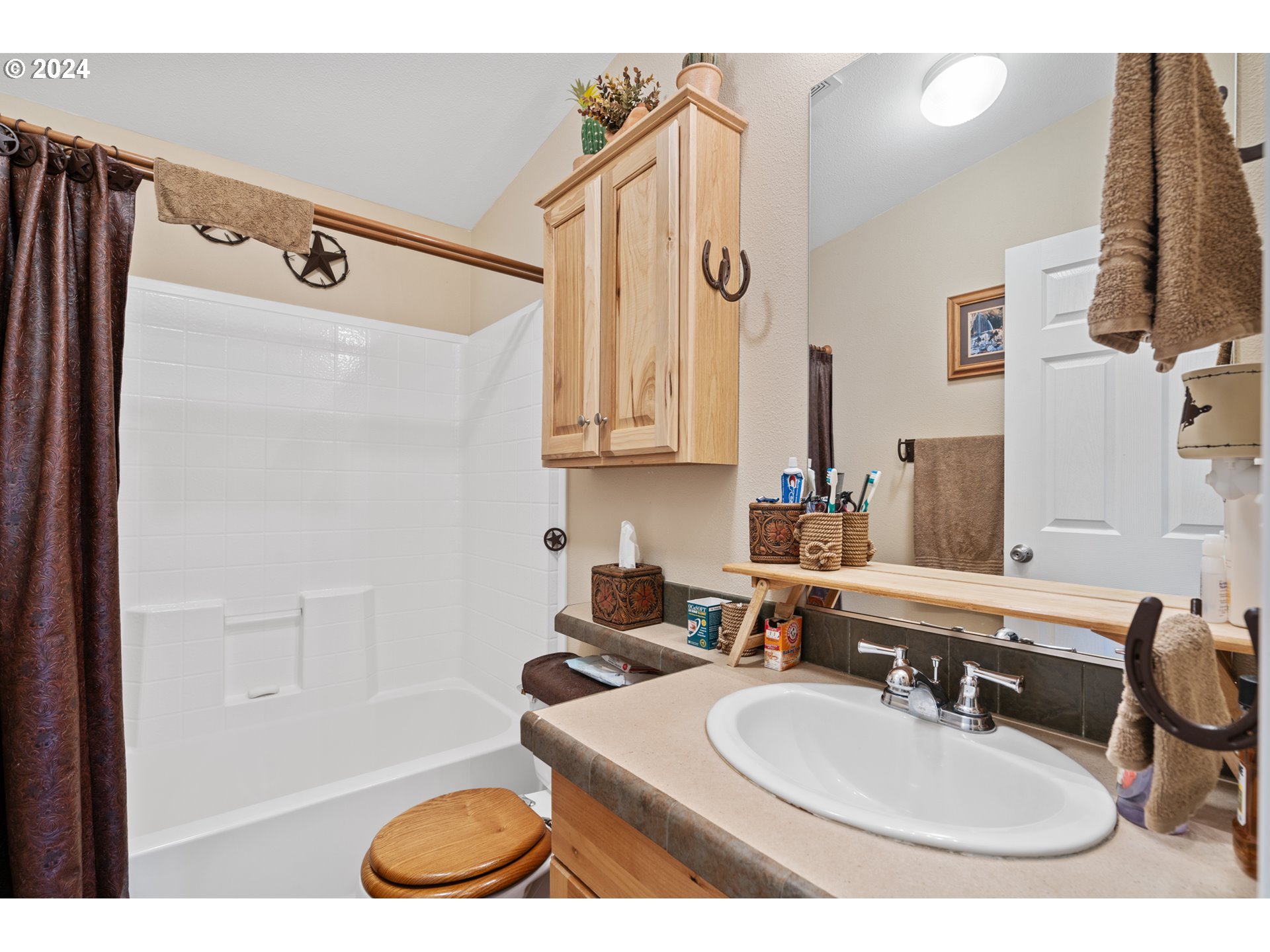 81385 North Golda Road Hermiston, OR 97838 - Photo 18 of 40 a bathroom with a sink vanity mirror and tub