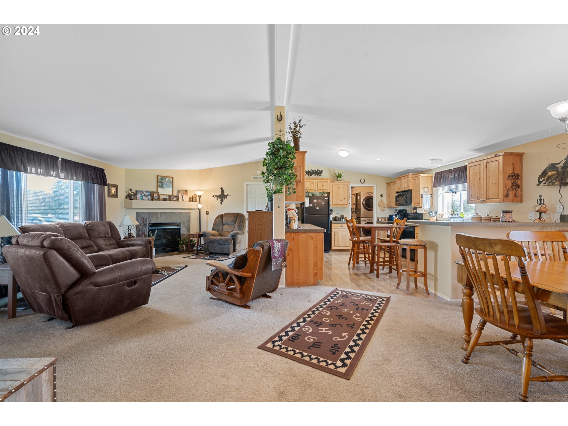 81385 North Golda Road Hermiston, OR 97838 - Photo 2 of 40 a living room with furniture a dining table and a potted plant