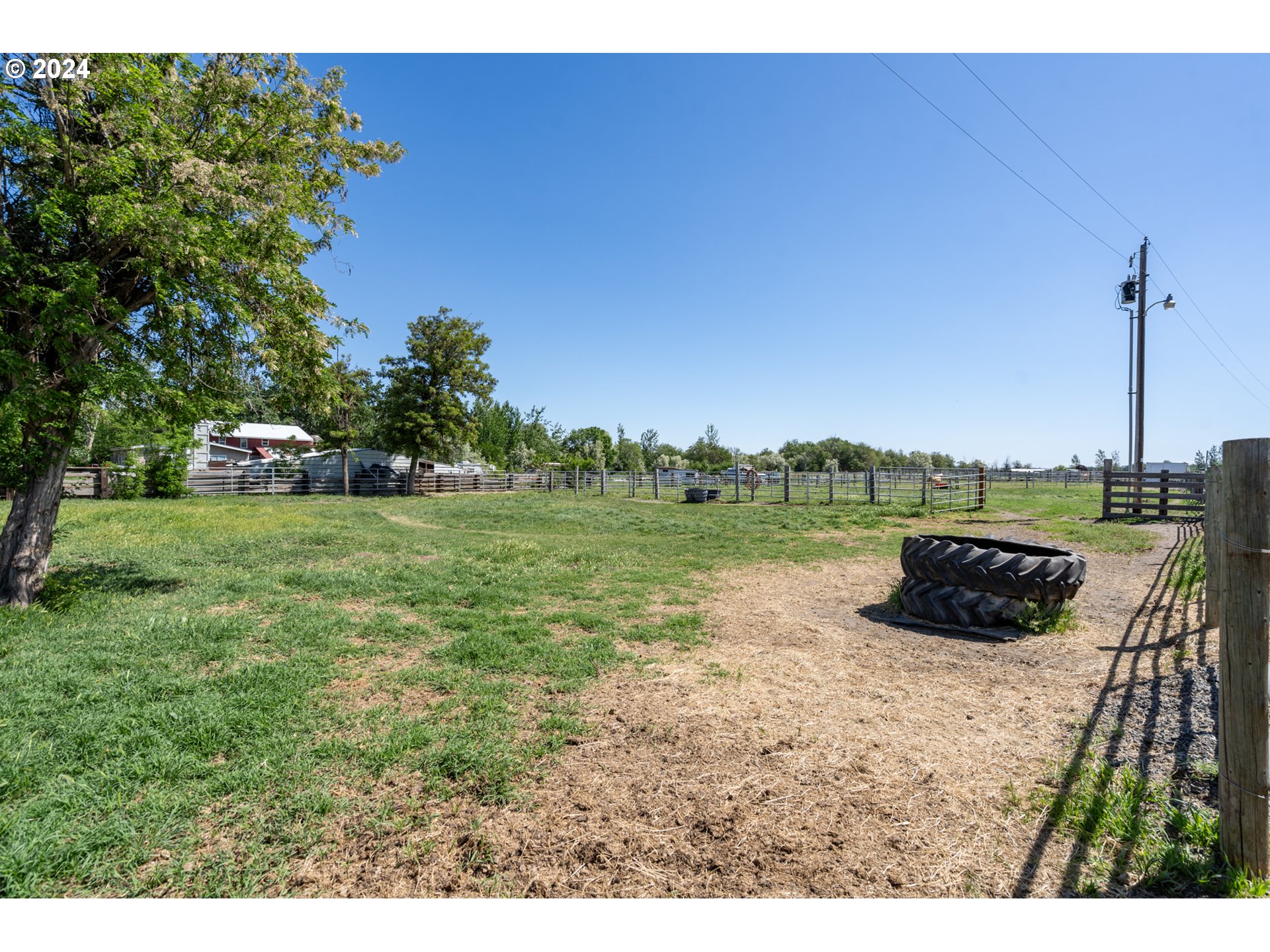 81385 North Golda Road Hermiston, OR 97838 - Photo 25 of 40 a view of a lake with a yard