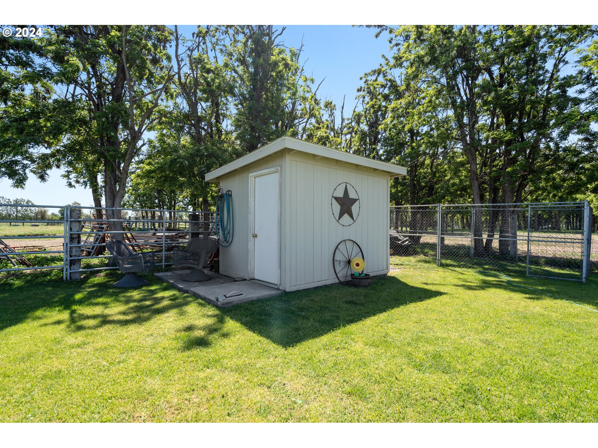 81385 North Golda Road Hermiston, OR 97838 - Photo 30 of 40 a view of a backyard with swimming pool
