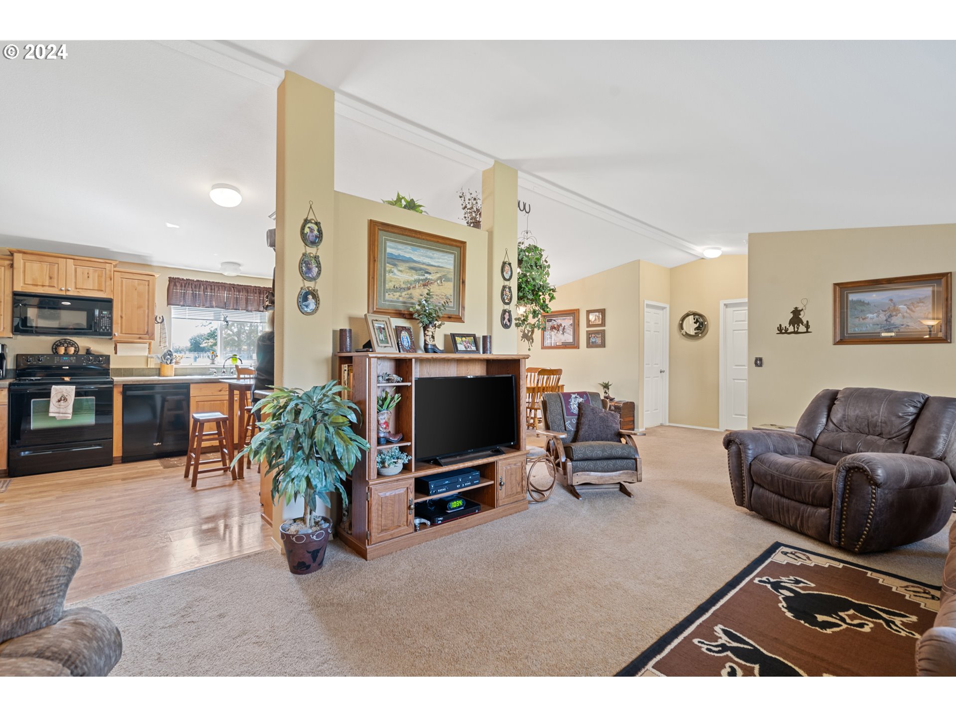 81385 North Golda Road Hermiston, OR 97838 - Photo 3 of 40 a living room with furniture and a flat screen tv