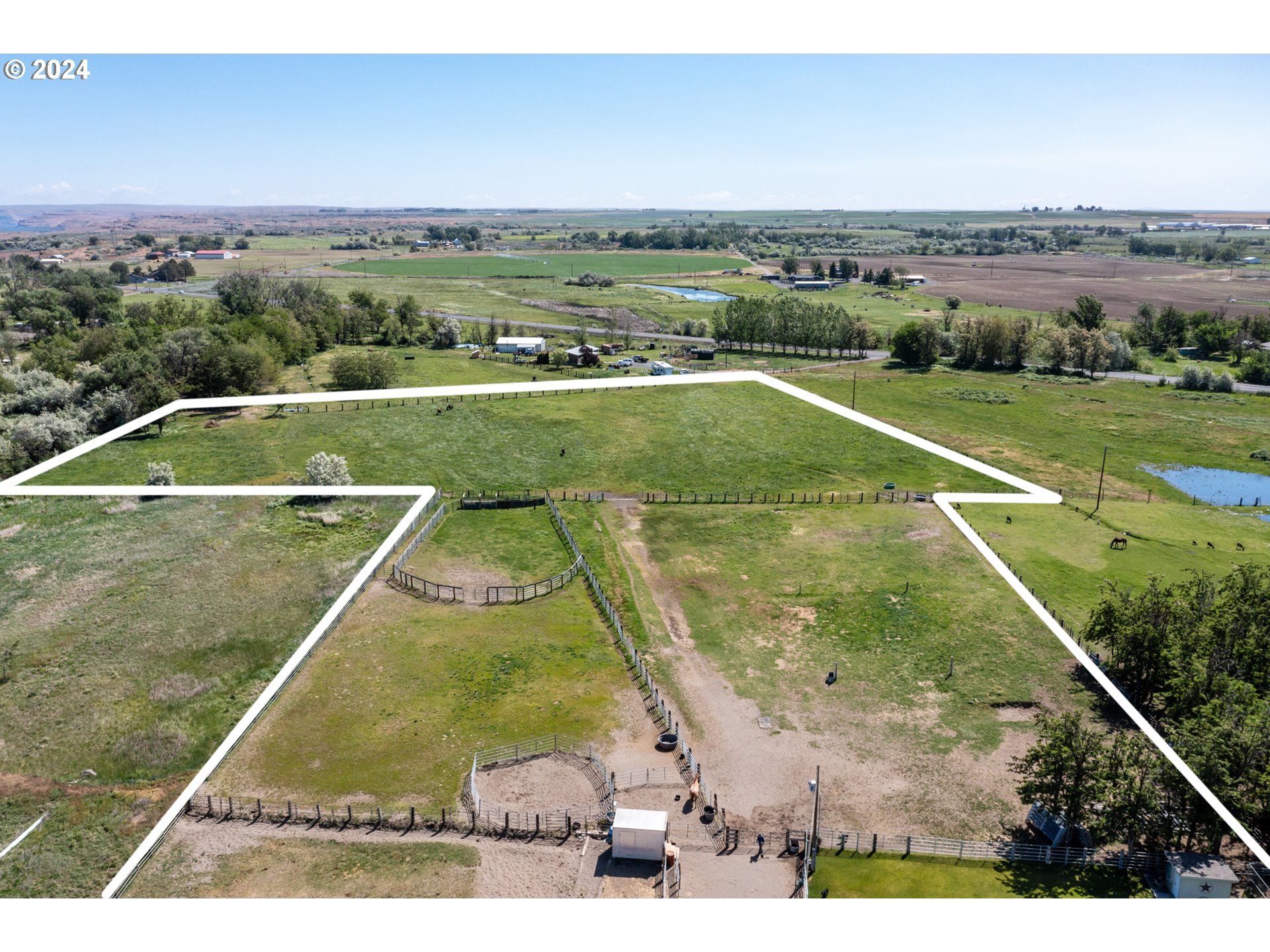 81385 North Golda Road Hermiston, OR 97838 - Photo 31 of 40 an aerial view of a football ground