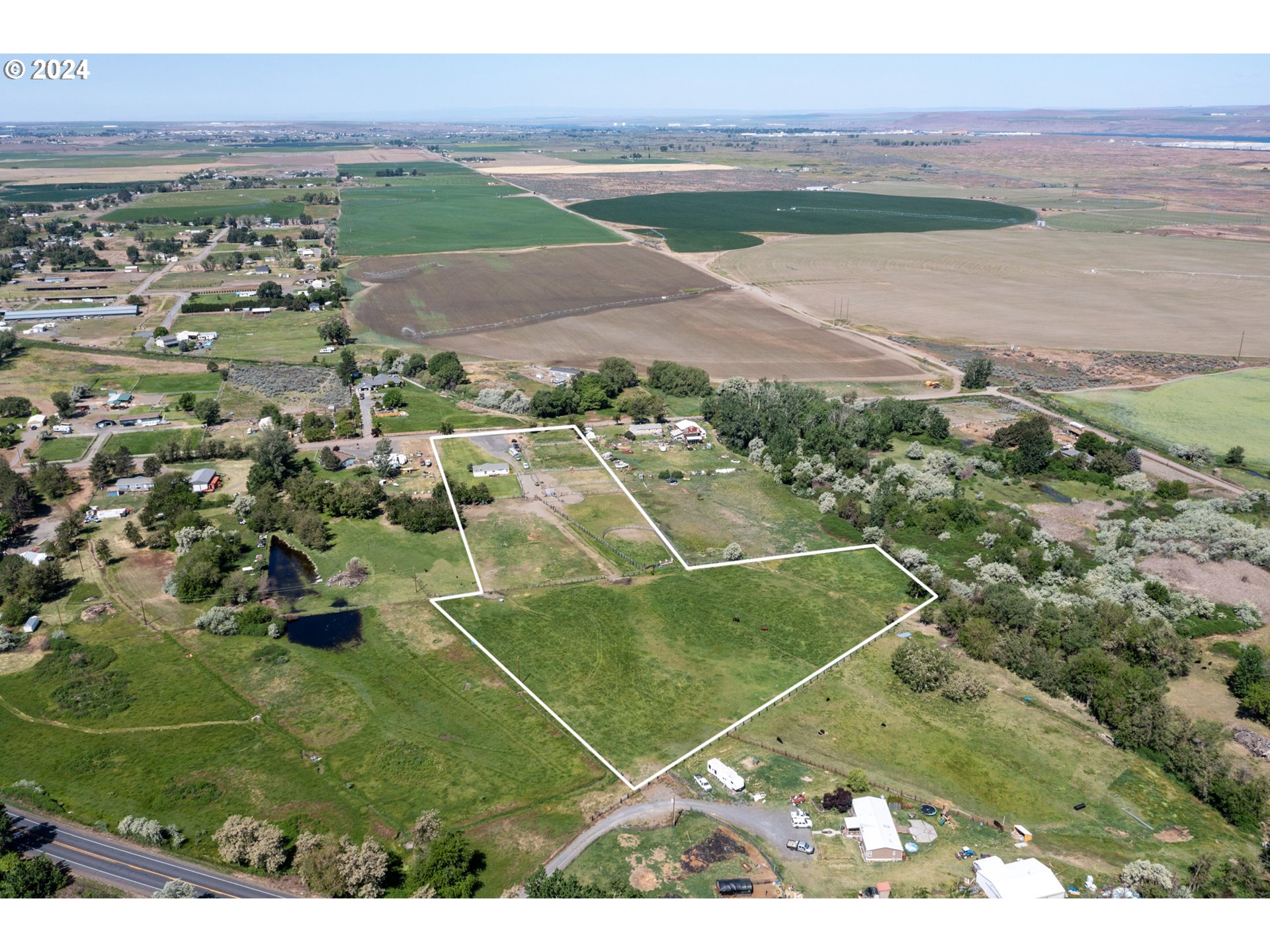 81385 North Golda Road Hermiston, OR 97838 - Photo 35 of 40 a view of a tennis court