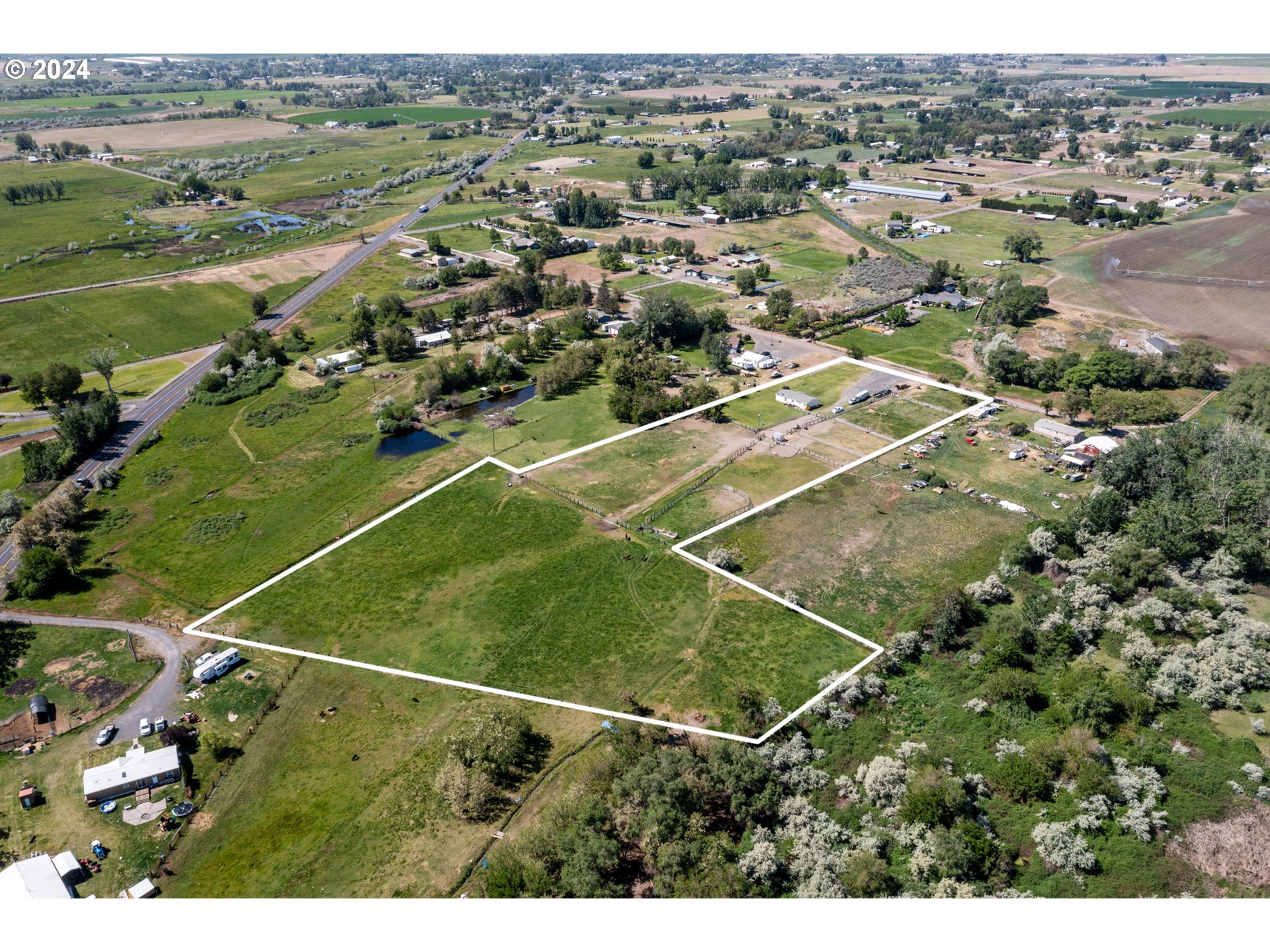 81385 North Golda Road Hermiston, OR 97838 - Photo 36 of 40 an aerial view of a tennis court
