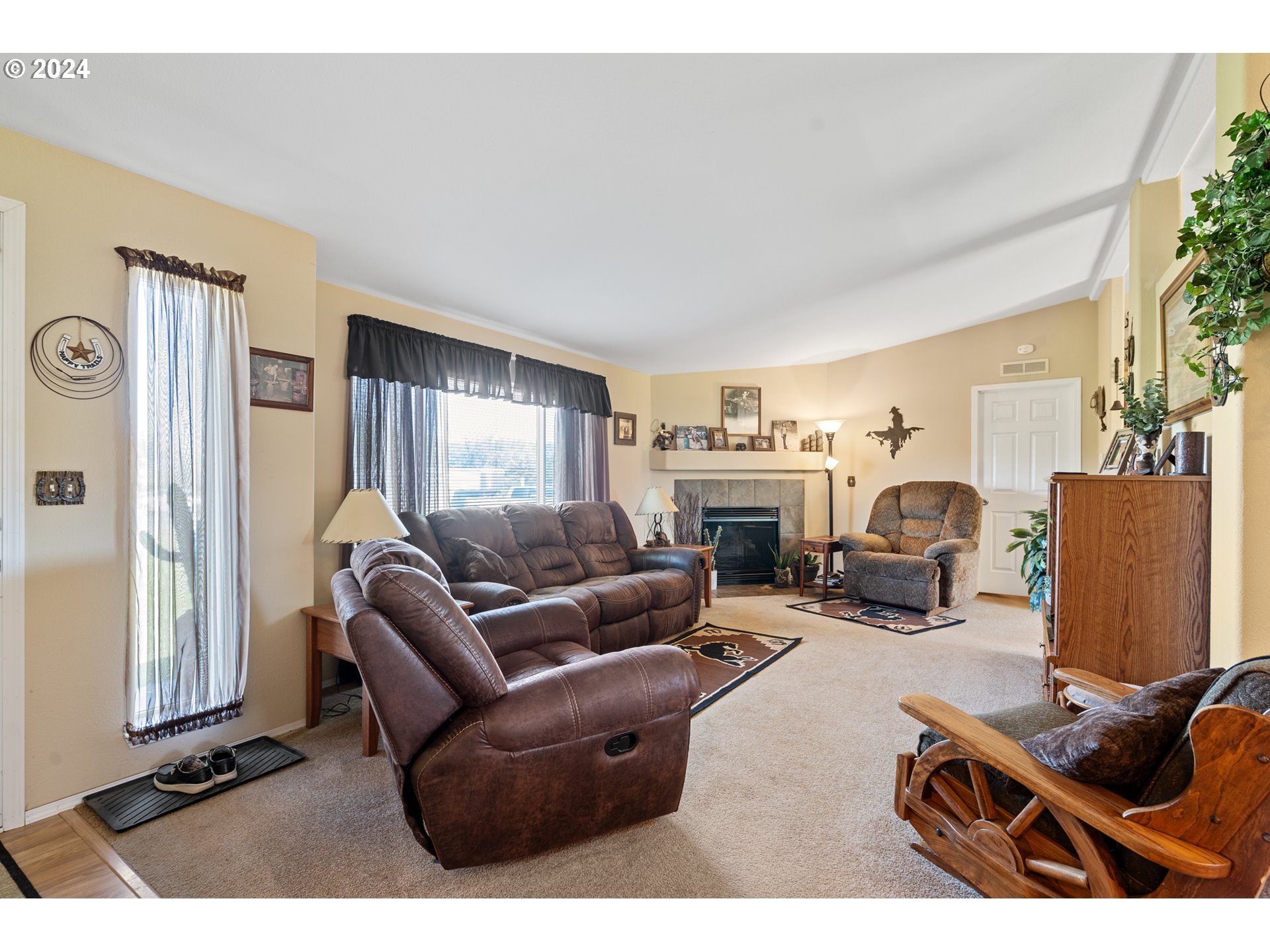 81385 North Golda Road Hermiston, OR 97838 - Photo 4 of 40 a living room with furniture a flat screen tv and a window