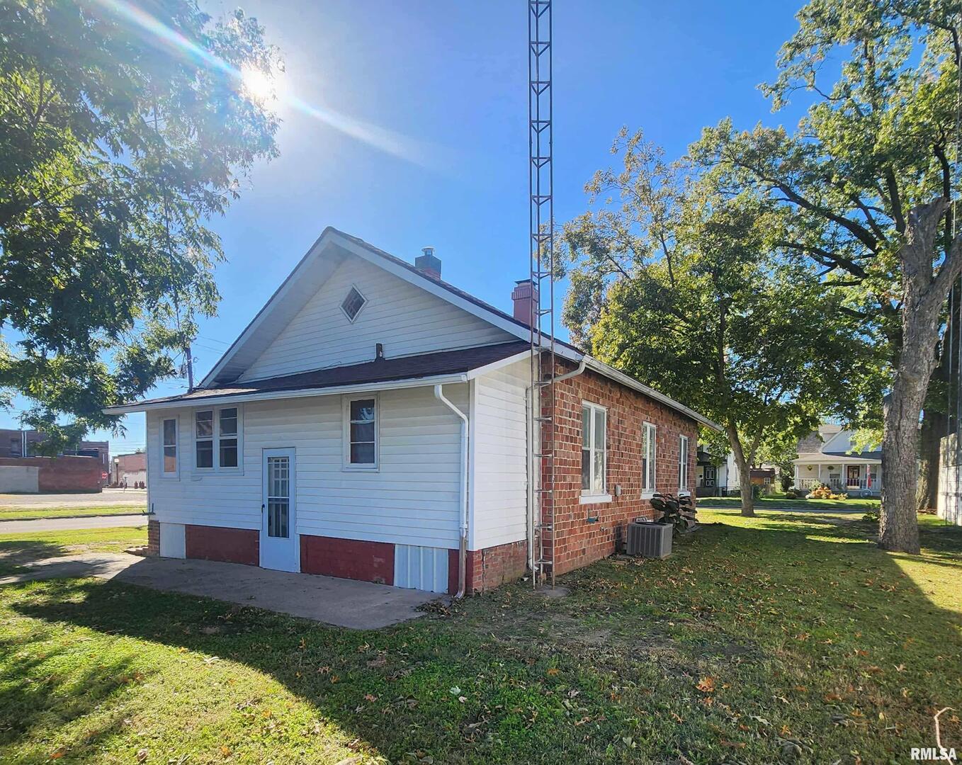 202 North Victor Street Christopher, IL 62822 - Photo 4 of 23