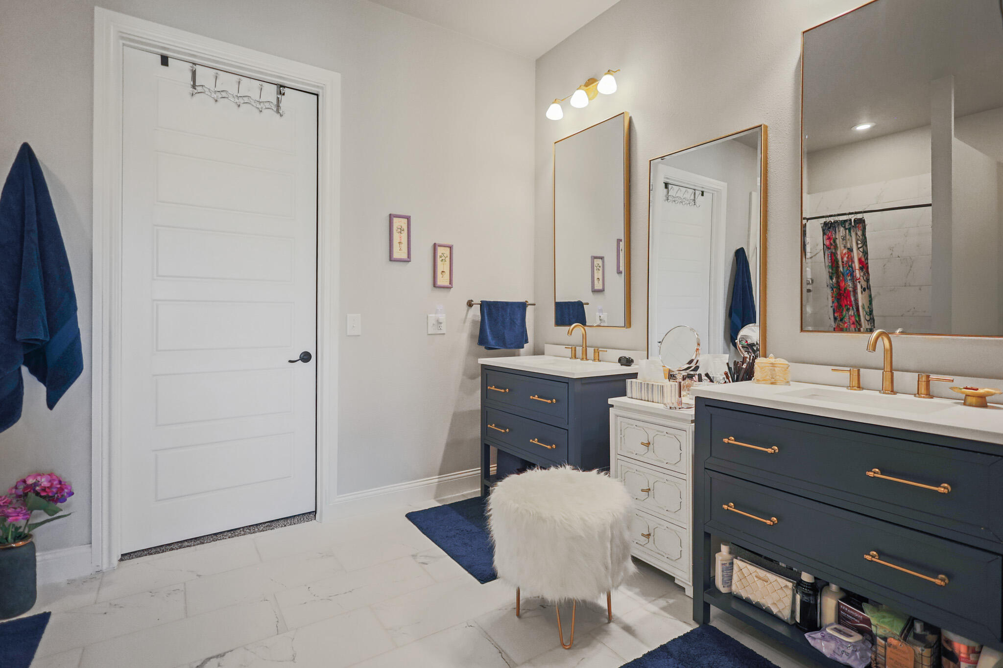 301 Fagan Road Snyder, TX 79549 - Photo 47 of 102 a spacious bathroom with a double vanity sink a mirror and a bathtub