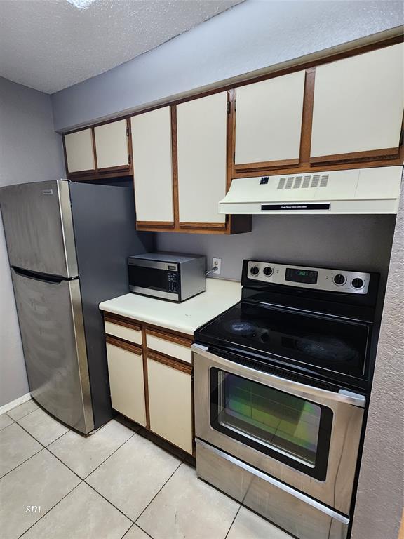 2866 South University Drive, Unit 5308 Davie, FL 33328 - Photo 4 of 26 a kitchen with a stove and a refrigerator
