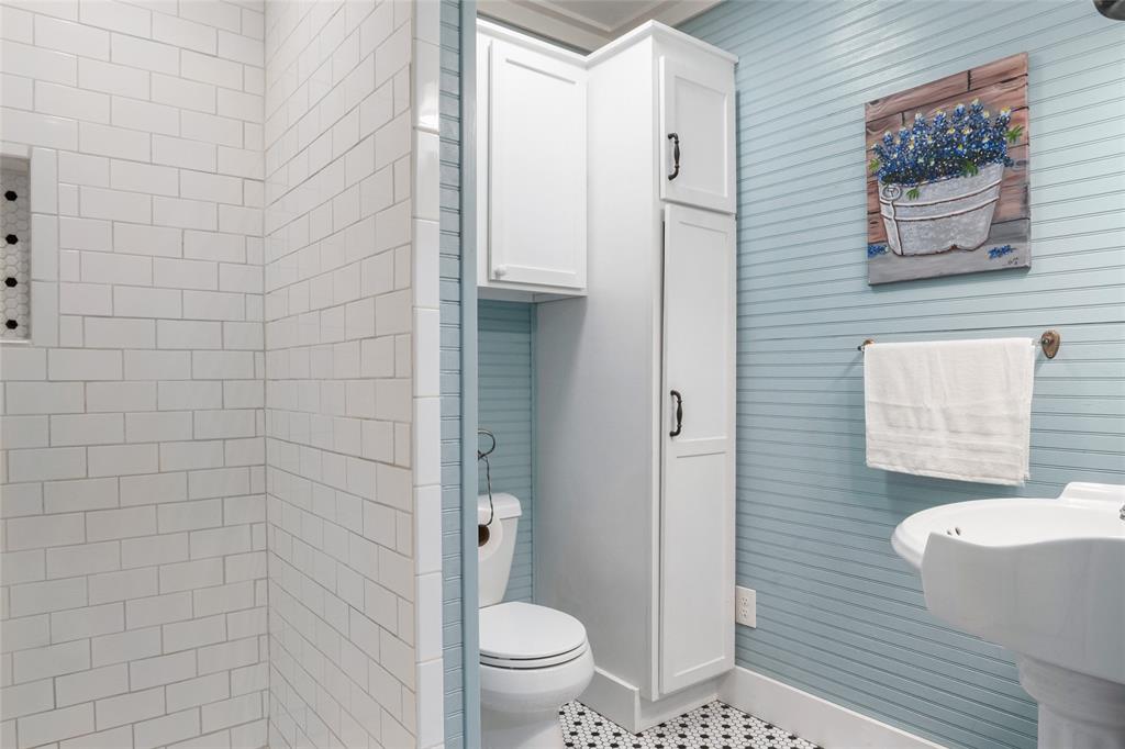 7949 North Fm 373 Road Muenster, TX 76252 - Photo 28 of 38 a bathroom with a toilet and a shower