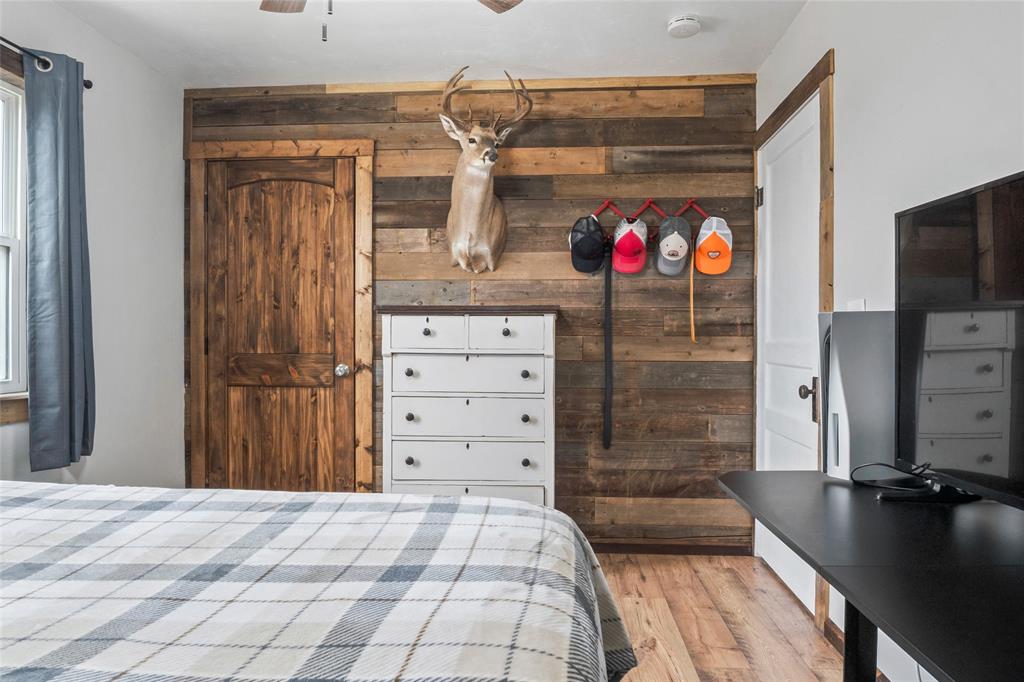 7949 North Fm 373 Road Muenster, TX 76252 - Photo 33 of 38 a empty room with closet