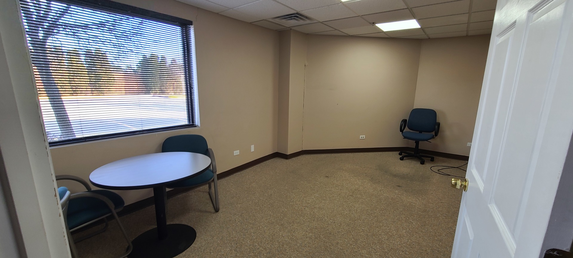 19252 South Blackhawk Parkway Mokena, IL 60448 - Photo 3 of 17 a workspace with furniture and a window