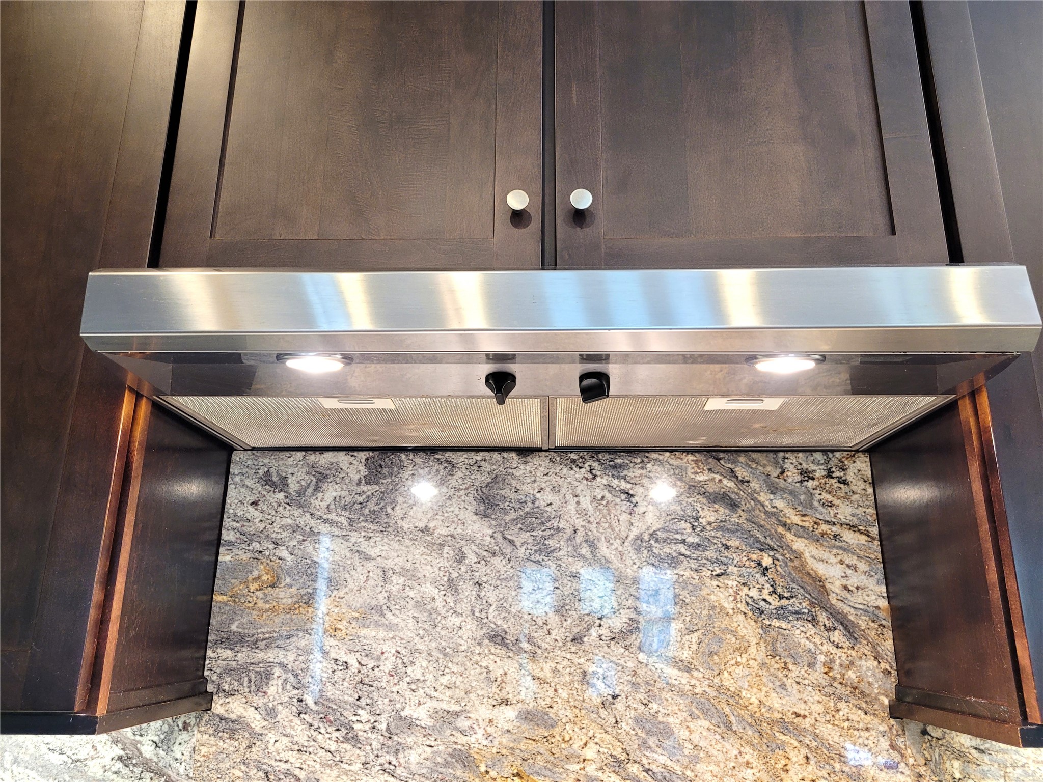 1508 Fowler Street Houston, TX 77007 - Photo 19 of 43 Bosch Under Cabinet Range Hood
