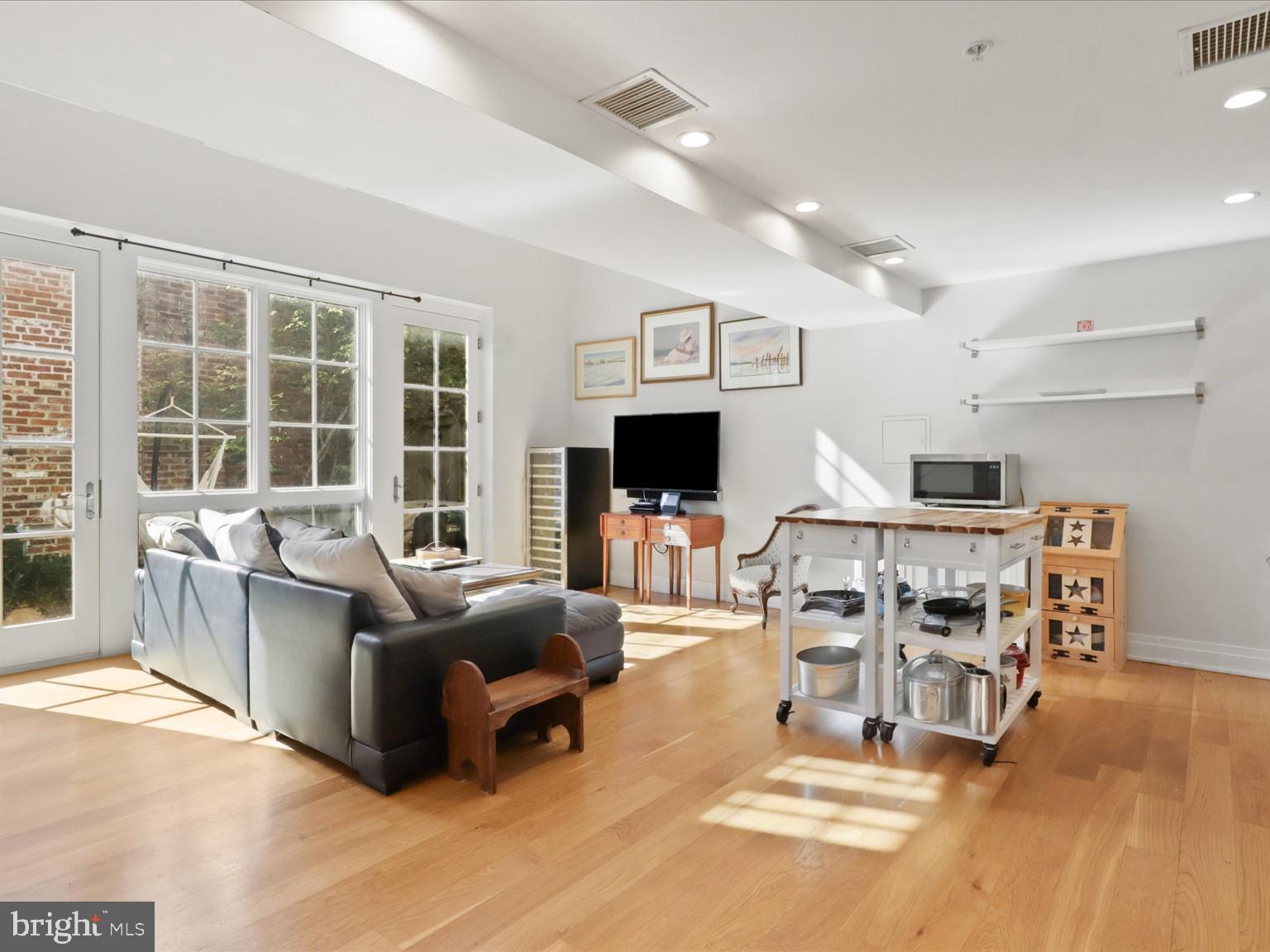 631 D Street Southeast Washington, DC 20003 - Photo 5 of 21