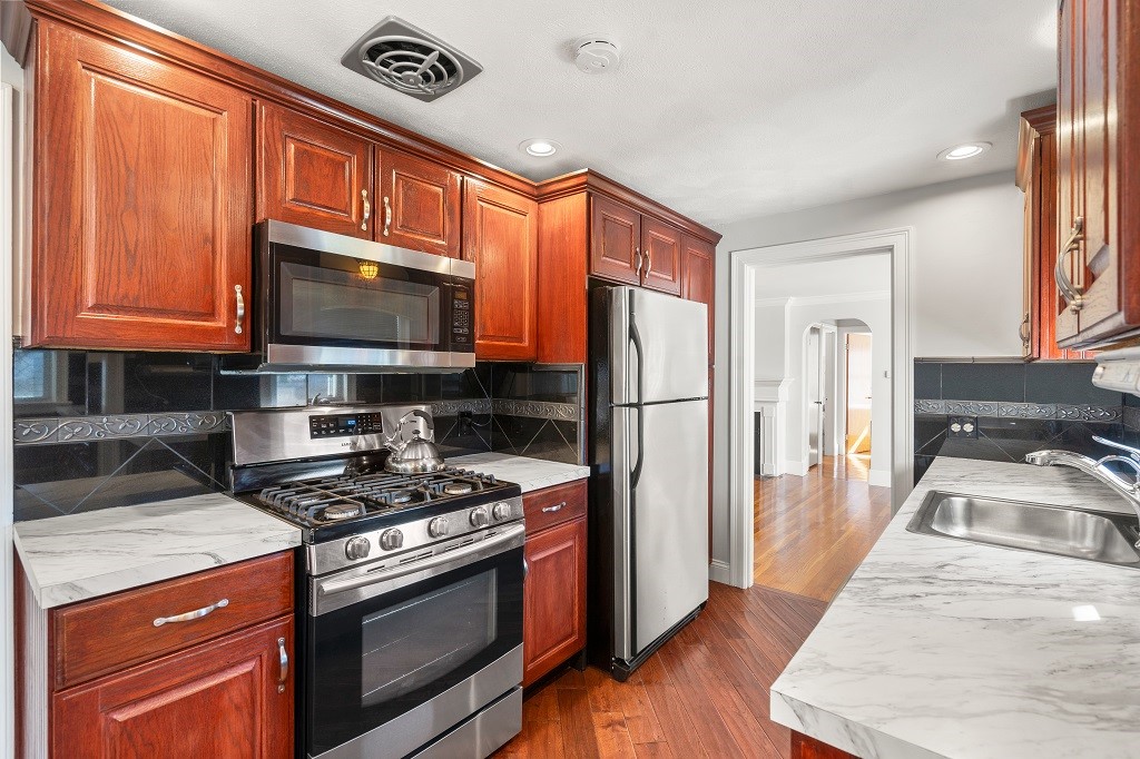 992 Main Avenue Warwick, RI 02886 - Photo 9 of 44