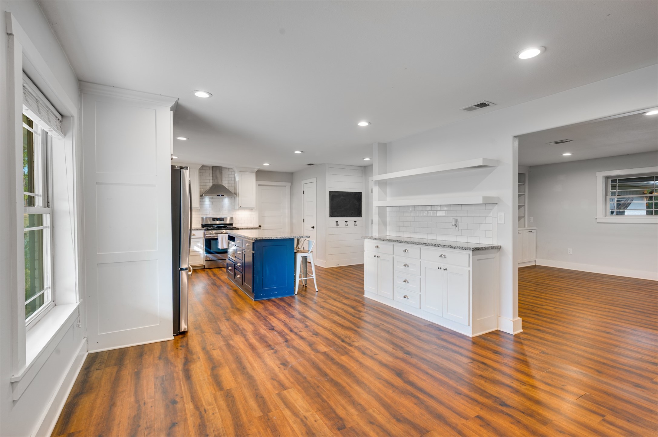 215 Perryman Road Lindale, TX 75771 - Photo 20 of 44 Butlers Pantry feeding back into Front Dining Area