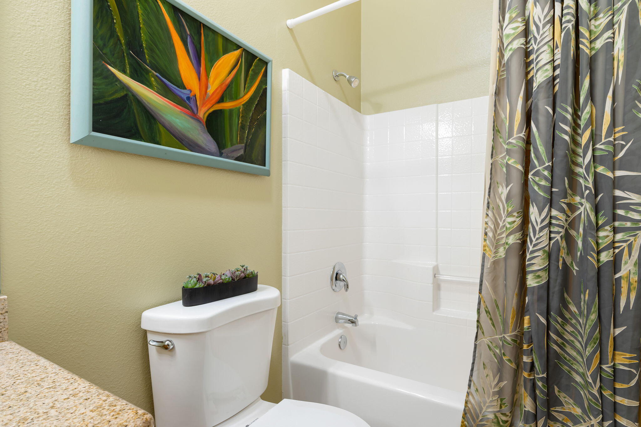 48908 Heifitz Drive Indio, CA 92201 - Photo 38 of 42 a bathroom with a toilet and a bathtub