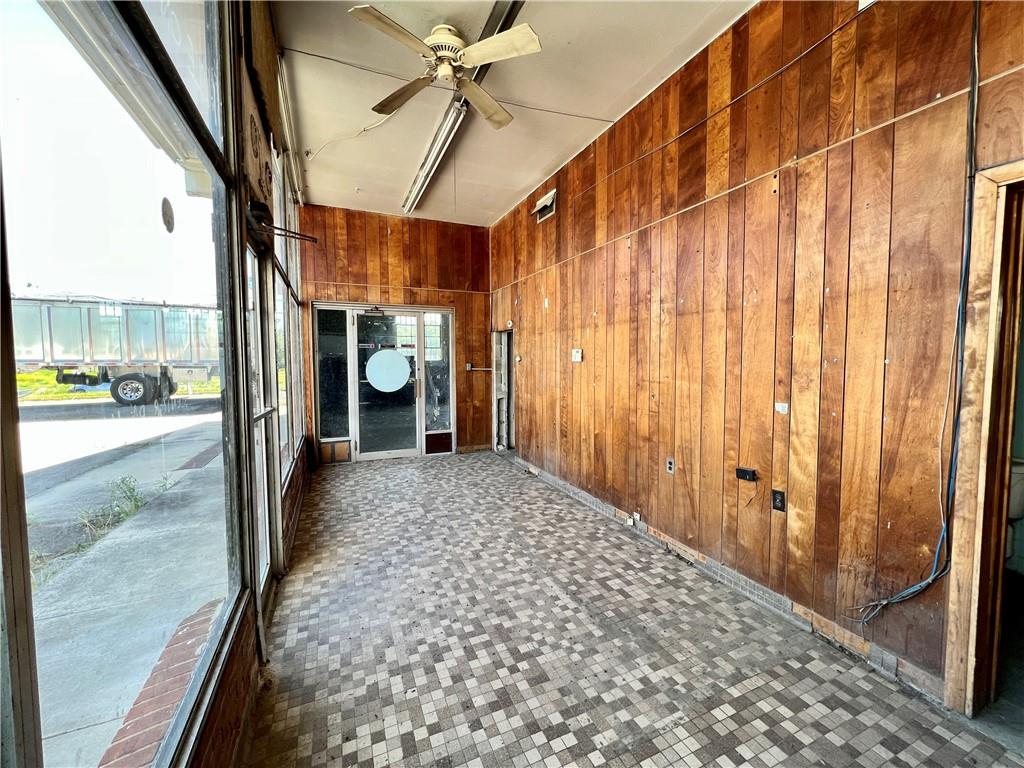 954 Franklin Road Jackson Center, PA 16133 - Photo 6 of 17 a view of an entryway