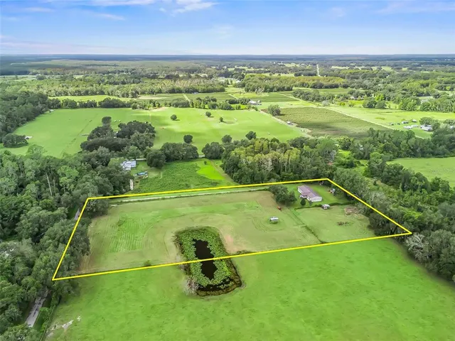 a view of a tennis court