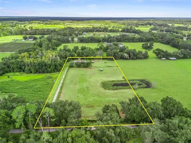 a view of a back yard