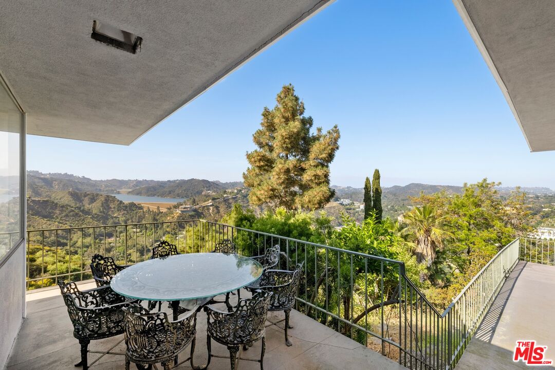1298 Stradella Road Los Angeles, CA 90077 - Photo 16 of 23 Gallery Image 16