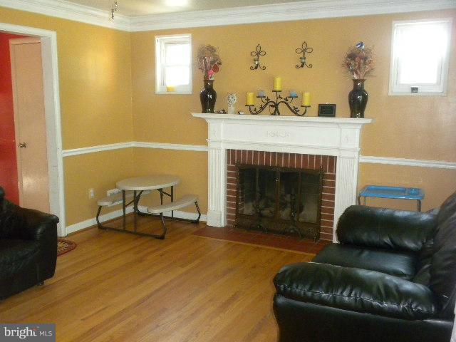 12602 Dean Road Silver Spring, MD 20906 - Photo 2 of 17 Living Room