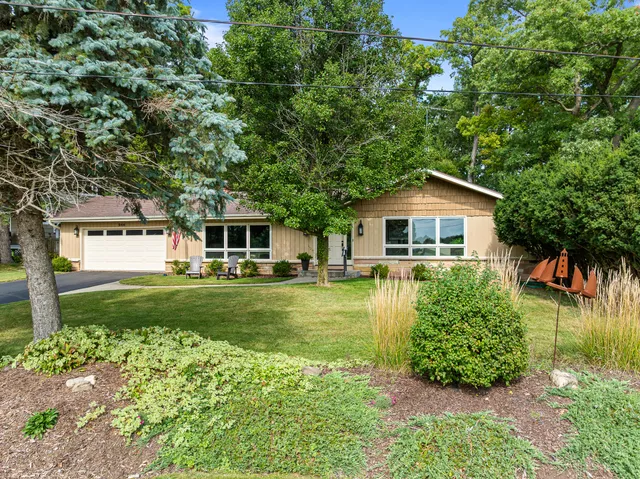 $775,000 | 946 Shabbona Drive, Fontana, WI 53125