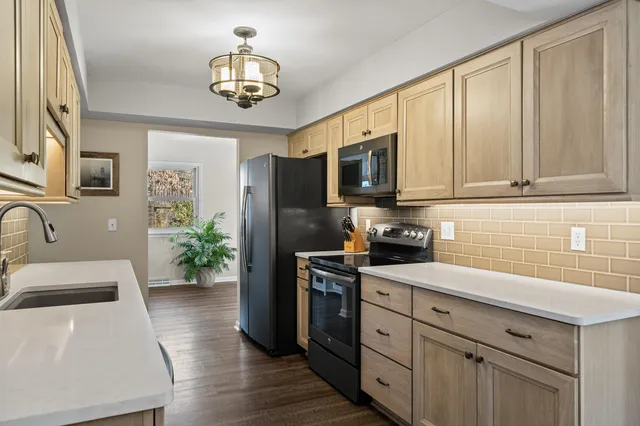 $775,000 | 946 Shabbona Drive, Fontana, WI 53125