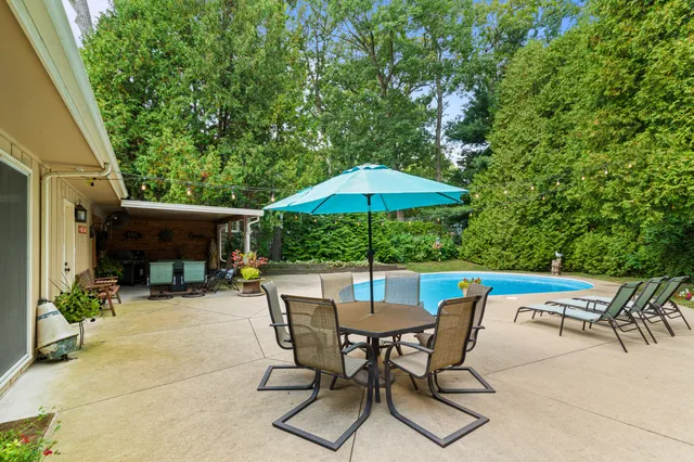 $775,000 | 946 Shabbona Drive, Fontana, WI 53125