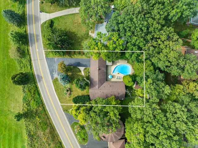 $775,000 | 946 Shabbona Drive, Fontana, WI 53125