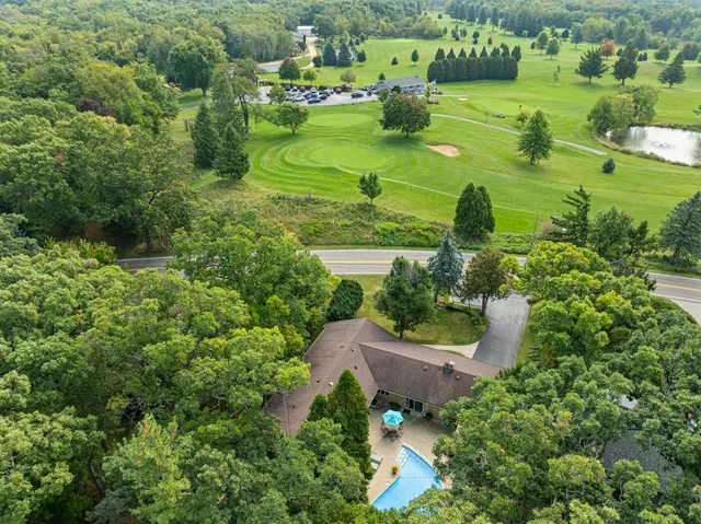 $775,000 | 946 Shabbona Drive, Fontana, WI 53125