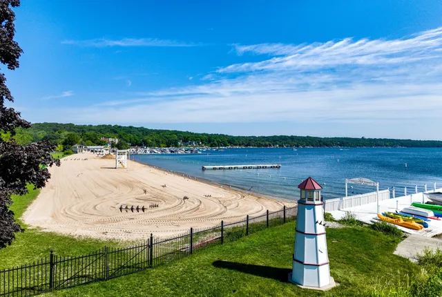 $775,000 | 946 Shabbona Drive, Fontana, WI 53125