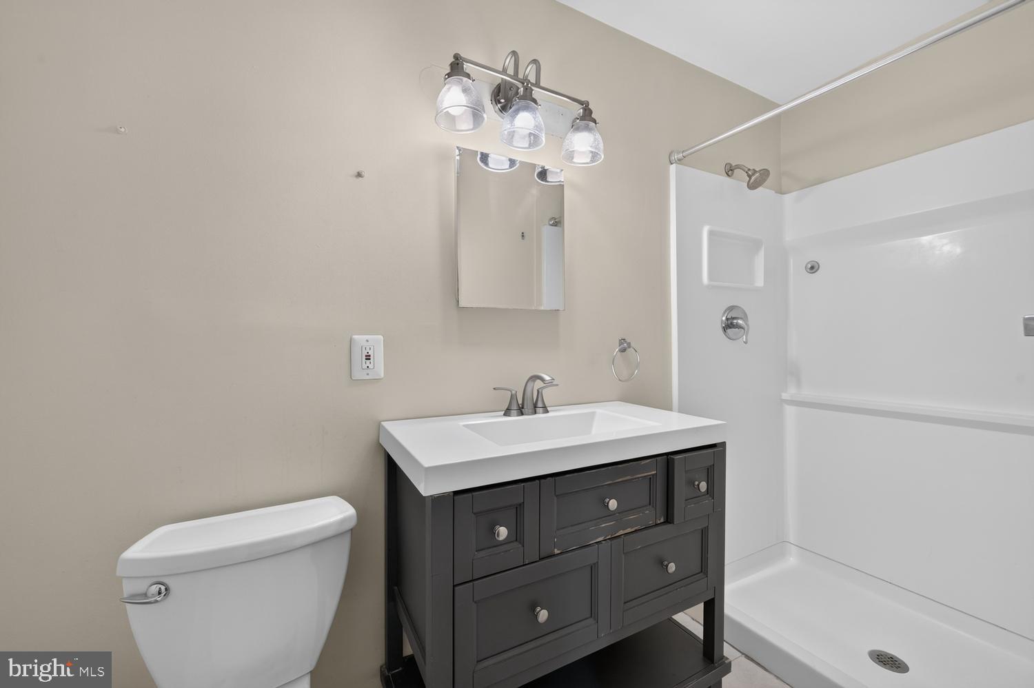 7011 Sea Cliff Road McLean, VA 22101 - Photo 16 of 37 Primary Bathroom