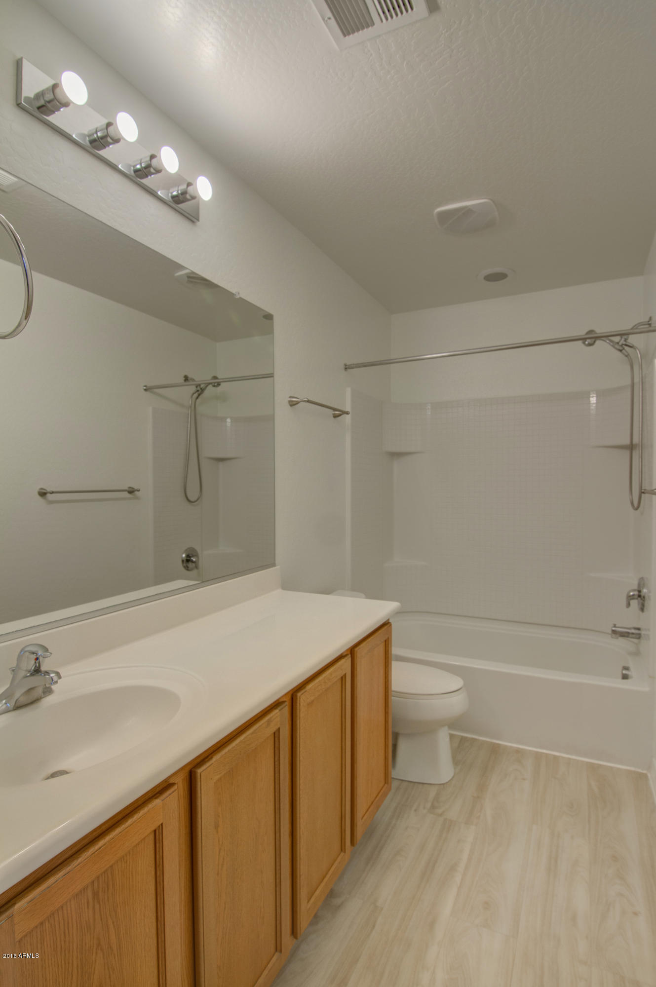 850 East Del Rio Street Chandler, AZ 85225 - Photo 19 of 42 Upstairs Bathroom