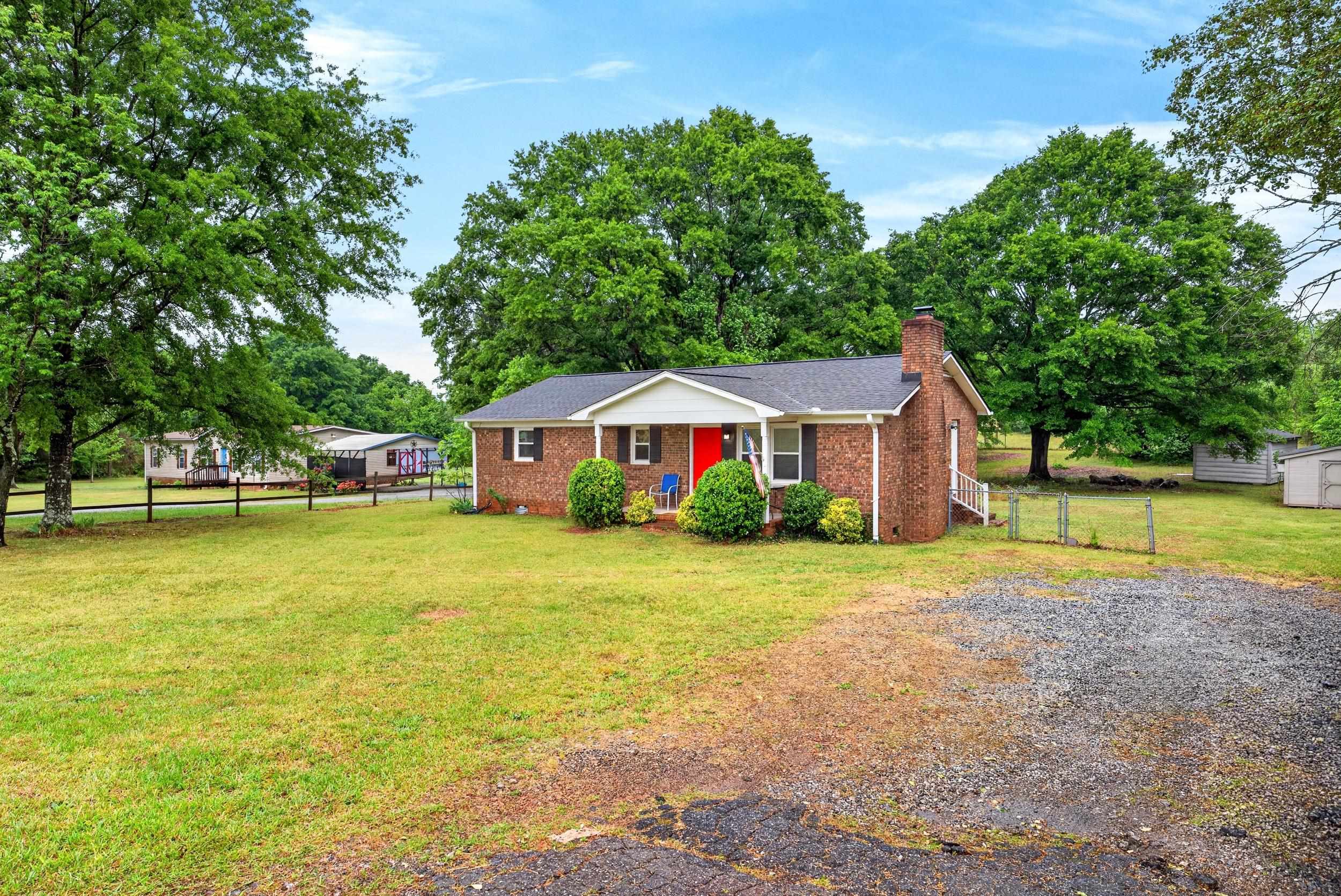 190 Goodjoin Road Campobello, SC 29322 - Photo 3 of 26