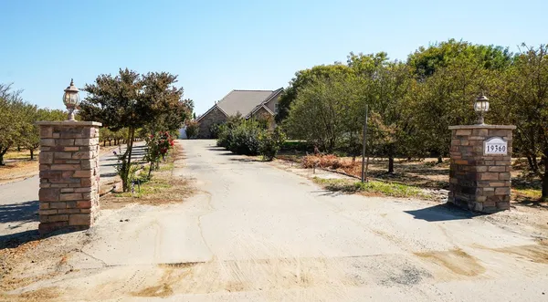 $1,150,000 | 19360 Maple Street, Laton, CA 93242
