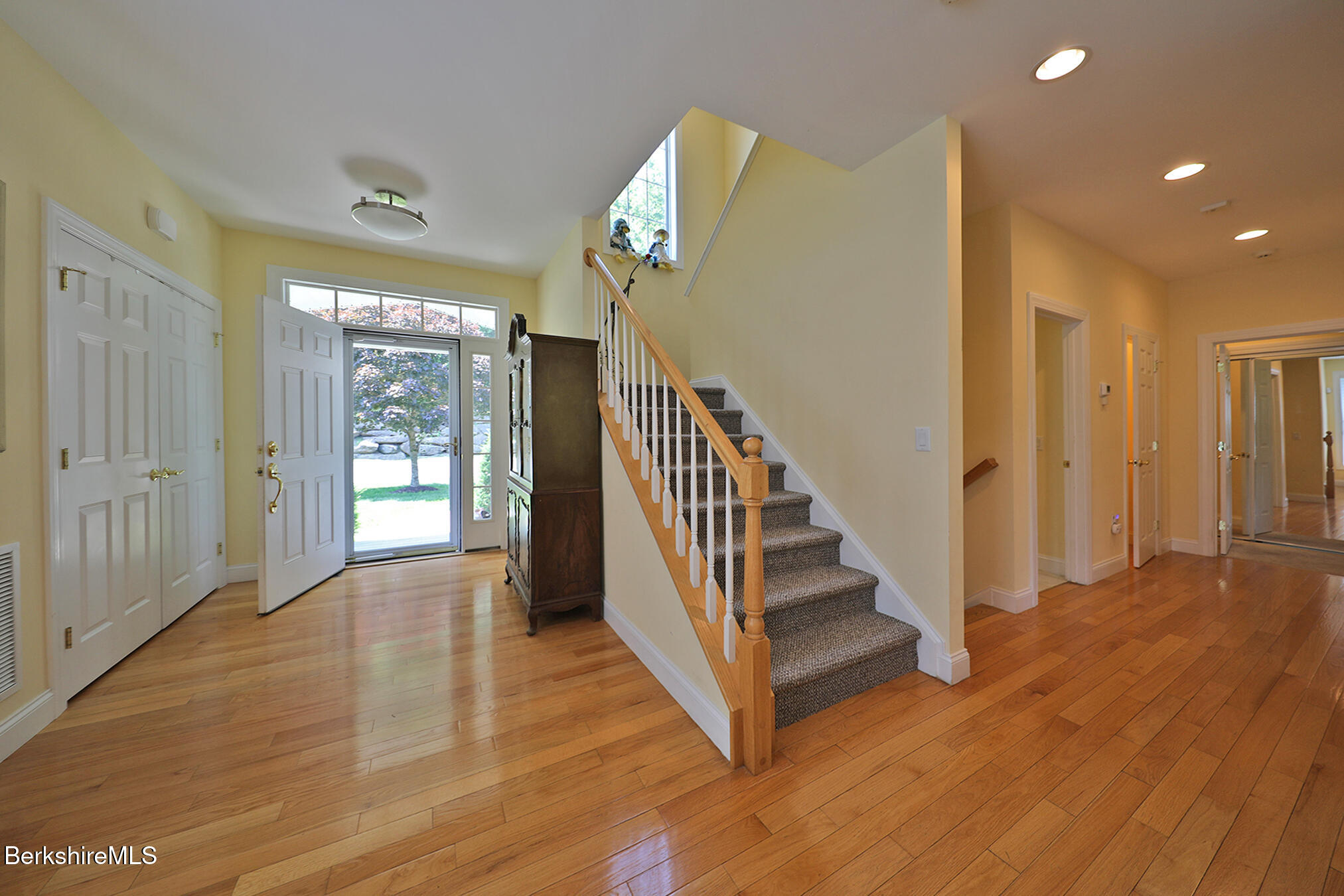101 Alpine Trail Pittsfield, MA 01201 - Photo 4 of 43 FOYER
