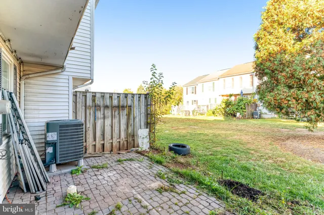 a view of a house with backyard and trees