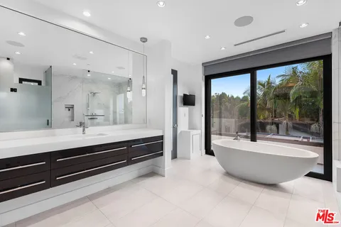 $10,950,000 | 13524 D Este Drive, Pacific Palisades, CA 90272