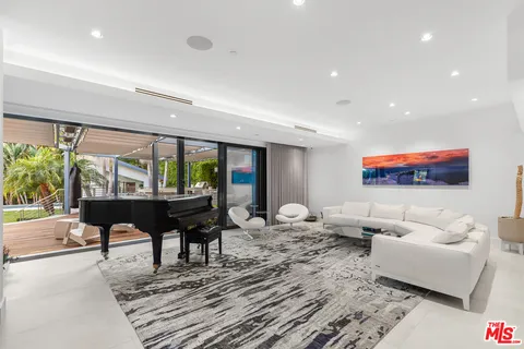 $10,950,000 | 13524 D Este Drive, Pacific Palisades, CA 90272