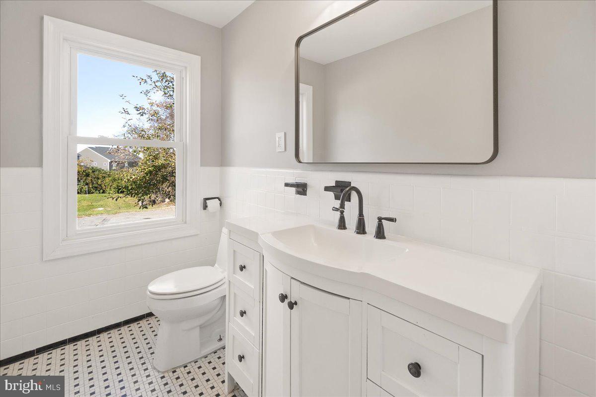 26618 Ridge Road Damascus, MD 20872 - Photo 16 of 65 Half bath on main level