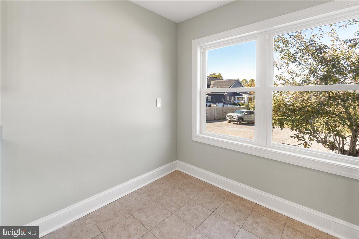 26618 Ridge Road Damascus, MD 20872 - Photo 25 of 65 Table space in corner of kitchen