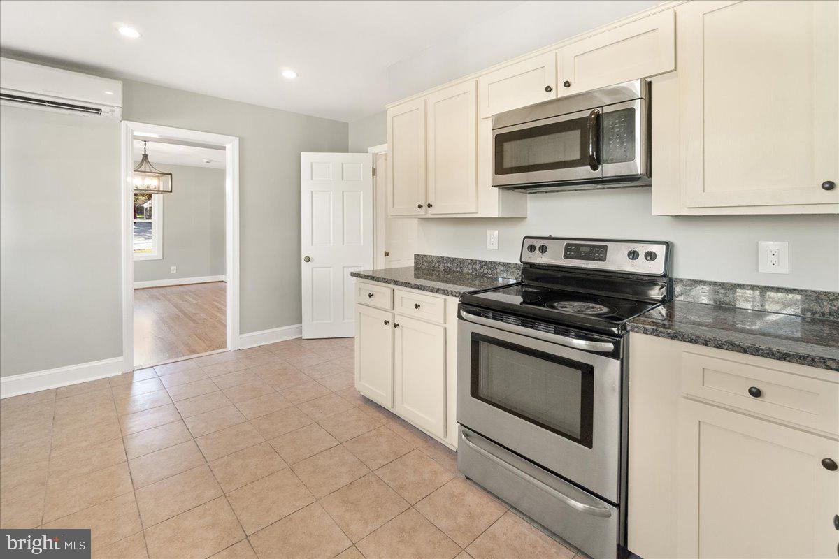 26618 Ridge Road Damascus, MD 20872 - Photo 26 of 65 Kitchen flows into dining room