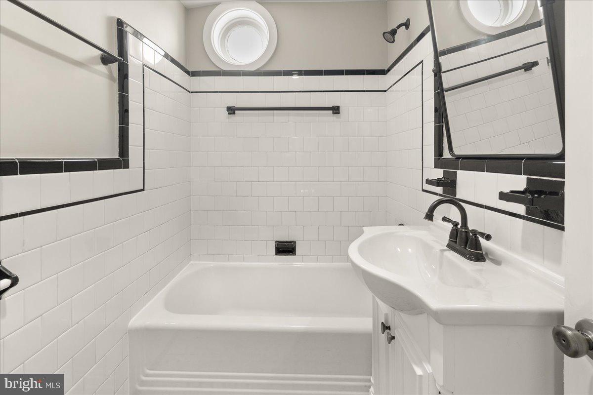 26618 Ridge Road Damascus, MD 20872 - Photo 28 of 65 Full bathroom in hallway